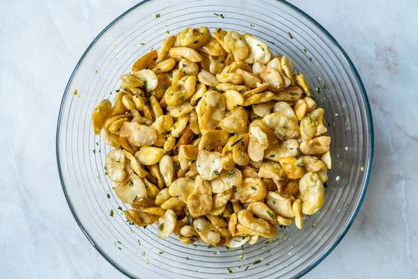 Ev yapımı Kızarmış Tuzlu Fava Kızarmış Fasulye Cipsi. Sağlıklı organik atıştırmalıklar. Sarımsaklı Portekiz usulü. Yemeye Hazır.