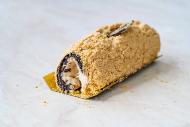 Bisküvi tozu ve muzlu Arctic Cake Milky Roll tatlısı. Hizmet ve Yemeye Hazır.