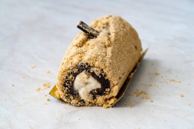 Bisküvi tozu ve muzlu Arctic Cake Milky Roll tatlısı. Hizmet ve Yemeye Hazır.