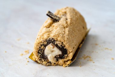 Bisküvi tozu ve muzlu Arctic Cake Milky Roll tatlısı. Hizmet ve Yemeye Hazır.