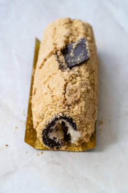 Bisküvi tozu ve muzlu Arctic Cake Milky Roll tatlısı. Hizmet ve Yemeye Hazır.