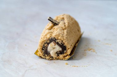 Bisküvi tozu ve muzlu Arctic Cake Milky Roll tatlısı. Hizmet ve Yemeye Hazır.