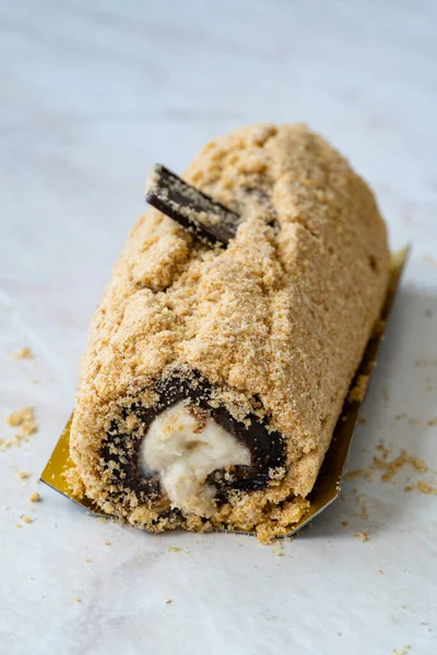 Bisküvi tozu ve muzlu Arctic Cake Milky Roll tatlısı. Hizmet ve Yemeye Hazır.