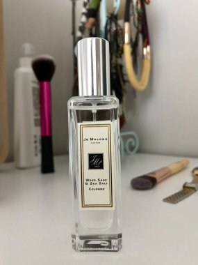 İstanbul, Türkiye - 10 Temmuz 2020:, Jo Malone London Wood Sage & Sea Salt Cologne. Yatak odasında Kullanmaya Hazır.
