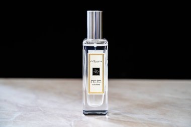 İstanbul, Türkiye - 10 Temmuz 2020:, Jo Malone London Wood Sage & Sea Salt Cologne. Yatak odasında Kullanmaya Hazır.
