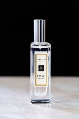 İstanbul, Türkiye - 10 Temmuz 2020:, Jo Malone London Wood Sage & Sea Salt Cologne. Yatak odasında Kullanmaya Hazır.