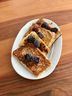 Tahta Masa üzerinde böğürtlenli yumurtalı ekmek. Hizmet ve Yemeye Hazır.