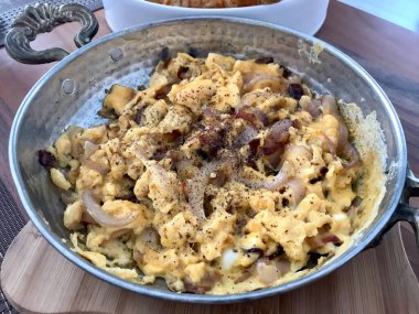 Çırpılmış yumurta ve soğan. Bakır tabakta. Geleneksel Türk Biçimi.