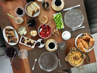 Ev yapımı kahvaltı masası konforlu yeri. Yemek ve hizmet için hazır. Organik Sağlıklı Yemek.