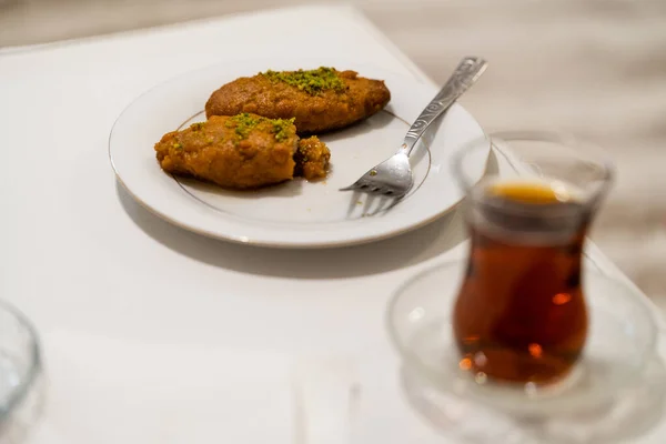 Turkish Dessert Kalburabasti Sekerpare Traditional Tea 준비가 — 스톡 사진