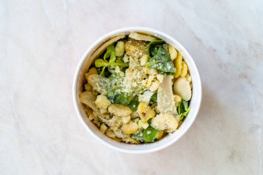 Broad Beans, Purslane Salatası, Grated Parmesan Peyniri ve Plastik Kupa Tabağında Zeytinyağı ile Sağlıklı Organik Sebze Dilimlenmiş Enginar 'ı Götür. Yemeye hazır..