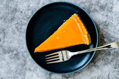 Balkabağı turtası, Şükran Günü için yapılan tart ve buğday unu siyah tabakta. Gri taş arka plan. Hizmet ve Yemeye Hazır.