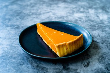 Balkabağı turtası, Şükran Günü için yapılan tart ve buğday unu siyah tabakta. Gri taş arka plan. Hizmet ve Yemeye Hazır.