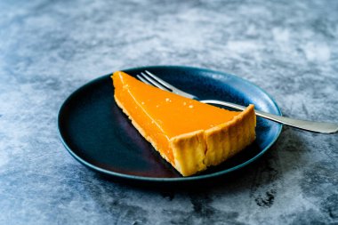 Balkabağı turtası, Şükran Günü için yapılan tart ve buğday unu siyah tabakta. Gri taş arka plan. Hizmet ve Yemeye Hazır.