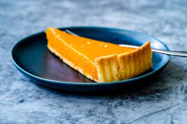 Balkabağı turtası, Şükran Günü için yapılan tart ve buğday unu siyah tabakta. Gri taş arka plan. Hizmet ve Yemeye Hazır.