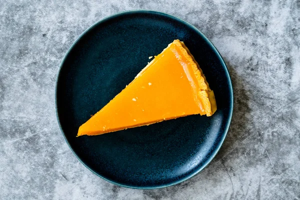 Balkabağı turtası, Şükran Günü için yapılan tart ve buğday unu siyah tabakta. Gri taş arka plan. Hizmet ve Yemeye Hazır.