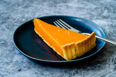 Balkabağı turtası, Şükran Günü için yapılan tart ve buğday unu siyah tabakta. Gri taş arka plan. Hizmet ve Yemeye Hazır.