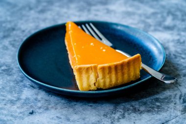 Balkabağı turtası, Şükran Günü için yapılan tart ve buğday unu siyah tabakta. Gri taş arka plan. Hizmet ve Yemeye Hazır.