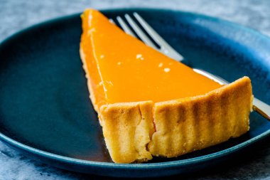 Balkabağı turtası, Şükran Günü için yapılan tart ve buğday unu siyah tabakta. Gri taş arka plan. Hizmet ve Yemeye Hazır.