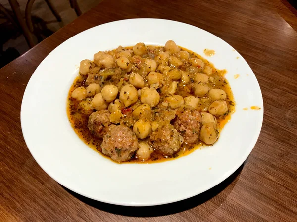 伝統的なトルコのトパラーク料理には コニャ島のひよこ豆とミートボールスープがあります 健康的な有機食品 — ストック写真
