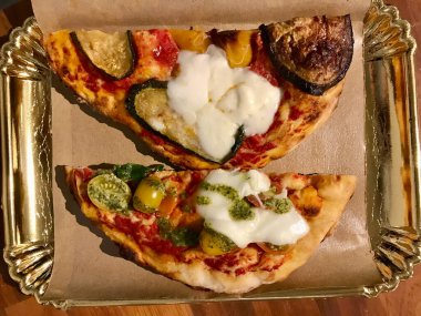 Mozzarella 'lı Pizza Dilimleri ve Geleneksel İtalyan Restoranında Altın Tepside Burrata Peyniri. Hizmet ve Yemeye Hazır.
