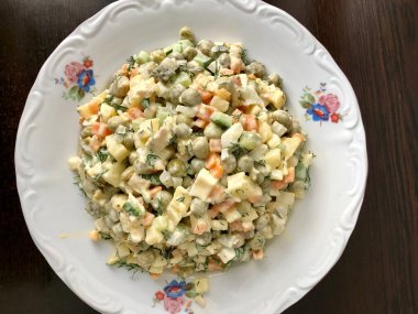 Tabakta geleneksel Rus salatası. Servis ve yemek için hazır. Aperatif yemek..