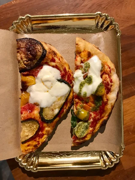 Mozzarella 'lı Pizza Dilimleri ve Geleneksel İtalyan Restoranında Altın Tepside Burrata Peyniri. Hizmet ve Yemeye Hazır.
