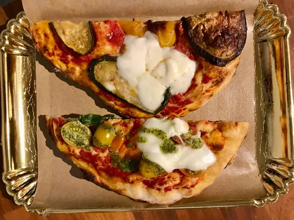 Mozzarella 'lı Pizza Dilimleri ve Geleneksel İtalyan Restoranında Altın Tepside Burrata Peyniri. Hizmet ve Yemeye Hazır.