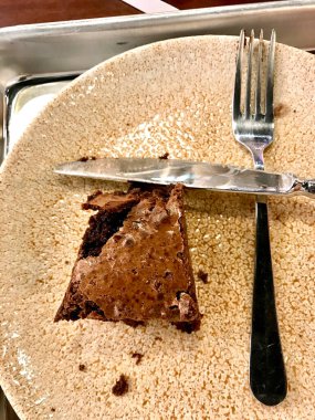 Cafe Shop Restoran 'da Çatal ve Bıçakla Porselen Tabakta Brownie Dilimi.