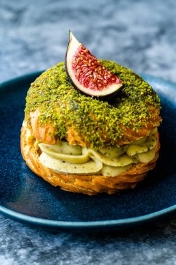 Pistachio Krem ve Fig 'li Paris Brest / Göğüs Eclair. Geleneksel Organik Tatlıları Servis Etmeye ve Yemeye Hazır.