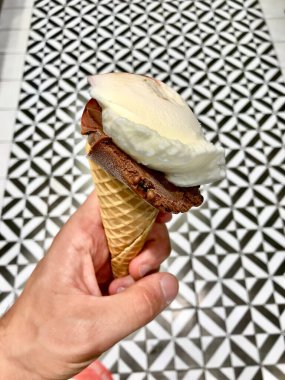 Dondurma külahı, vektör mermer desenli, altın geometrik çizgiler ve küplerle kusursuz desenli, siyah beyaz mermer yüzey, modern lüks arka plan. Yemeye hazır..