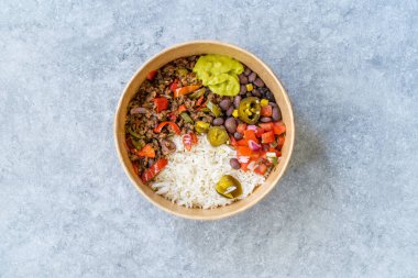Geleneksel Meksika Tex-Mex yemeklerini Kıymalı, Basmati pilavlı, Tavuk ve Guacamole soslu ve Paket Plastik kasede. Hizmete Hazır.