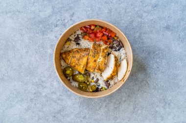 Geleneksel Meksika Tex-Mex yemeklerini Kıymalı, Basmati pilavlı, Tavuk ve Guacamole soslu ve Paket Plastik kasede. Hizmete Hazır.