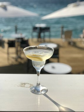 Margarita kokteyli plajda. Yaz İçin İçmeye Hazır.