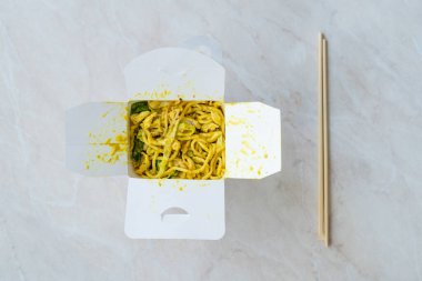 Köri soslu Satay Eriştesi, zerdeçal ve plastik kutuda fıstık ezmesi ve konteynır. Teslim etmeye hazır.