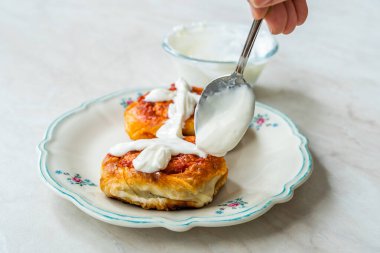 Türk Geleneksel Gıda Borek Manti Kıyma, Domates Ezmesi ve Yoğurt Burek Köfteleri Sosyete Mantisi Yemeye Hazır.
