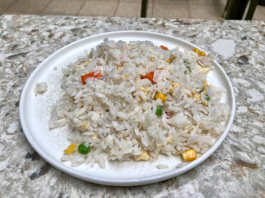 Buharda pişmiş pilav, yumurta ve sebzelerle servis edilir. Yemeye hazır..