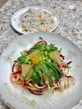 Pineapple, Ispanak, Sebze Kökleri, Edamame Fasulyesi, Turuncu Küre Baloncukları ve Atletizm Yemekleri İçin Haşlanmış Pirinç Tarzı ile salata. Yemeye hazır..