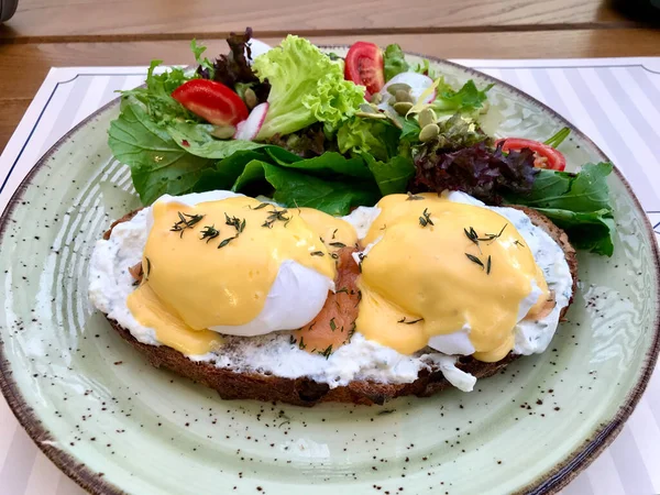 Pochierte Eier Mit Lachs Gravlax Sauce Hollandaise Joghurt Mayonnaise Auf — Stockfoto