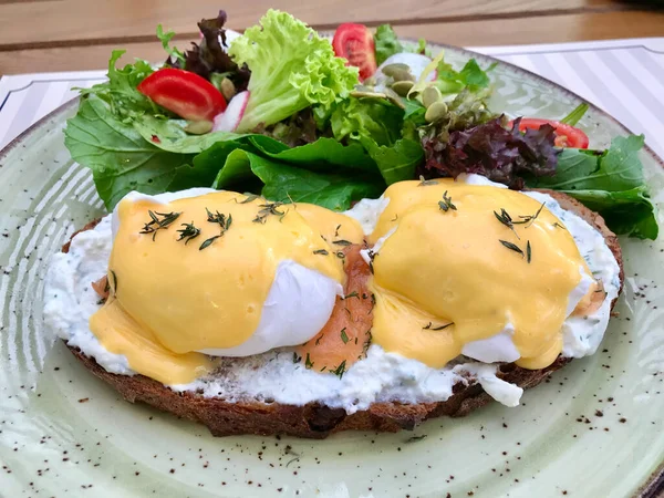 Poached Eggs Salmon Gravlax Hollandaise Sauce Yogurt Mayonnaise Sourdough Tost — Stock Photo, Image