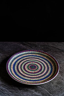 El yapımı seramik tabaklar ve tepsiler. Geleneksel Osmanlı Şablonu 'nun Karanlık Yüzey ve Arka plan / El Sanatları el işi. Kullanmaya Hazır.