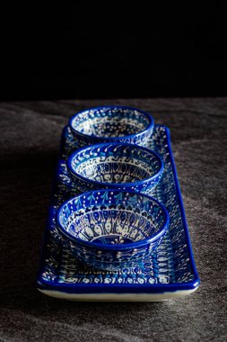 El yapımı seramik kaseler, fincanlar ve tepsiler. Geleneksel Osmanlı Kalıpları ile Karanlık Yüzey ve Arka plan / El Sanatları. Kullanmaya Hazır.