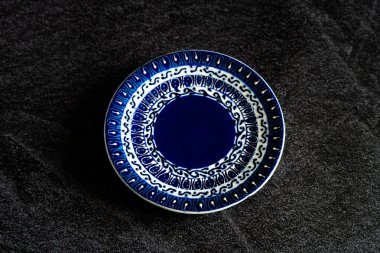 El yapımı seramik tabaklar ve tepsiler. Geleneksel Osmanlı Şablonu 'nun Karanlık Yüzey ve Arka plan / El Sanatları el işi. Kullanmaya Hazır.