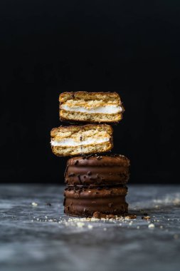 Geleneksel Alfajore (Alfajor) ve geleneksel Arjantin tatlısıyla çikolata kaplı dulce de leche. Yemeye hazır..