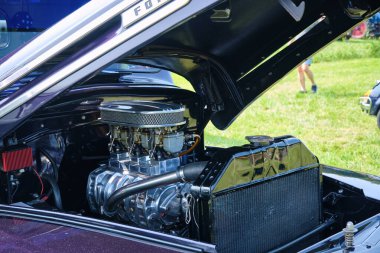 Ruinerwold, Hollanda; 17 Ağustos 2024: Chrome Navarro Flathead V8 motoru, Oldtimerdag Ruinerwold klasik araba etkinliğinde klasik bir Ford pikap ile sergilendi.