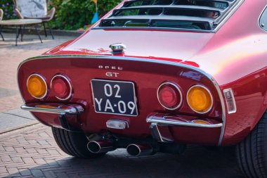 Ruinerwold, Hollanda; 17 Ağustos 2024: Opel GT arka taraftaki Oldtimerdag Ruinerwold klasik araba etkinliği.