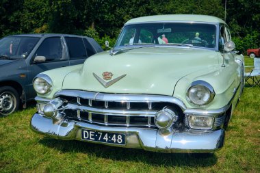 Ruinerwold, Hollanda; 17 Ağustos 2024: Cadillac Serisi 62 ön görünüm Oldtimerdag Ruinerwold klasik araba fuarı.