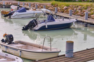 Vistorps Hamn, İsveç; 19 Ağustos 2025: Vistorps Hamn marinasına demirlemiş Mercury motorlu balıkçı tekneleri.