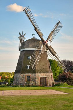 Woldegk, Almanya; 11 Haziran 2025: Woldegk, Muehlenberg 'deki tarihi müze yel değirmeni akşam ışığında yıkandı.