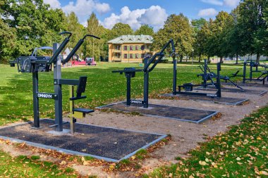 Ronneby, İsveç; 12 Eylül 2025: Brunnspark, Ronneby İsveç 'te halka açık spor salonu spor salonu ekipmanları.